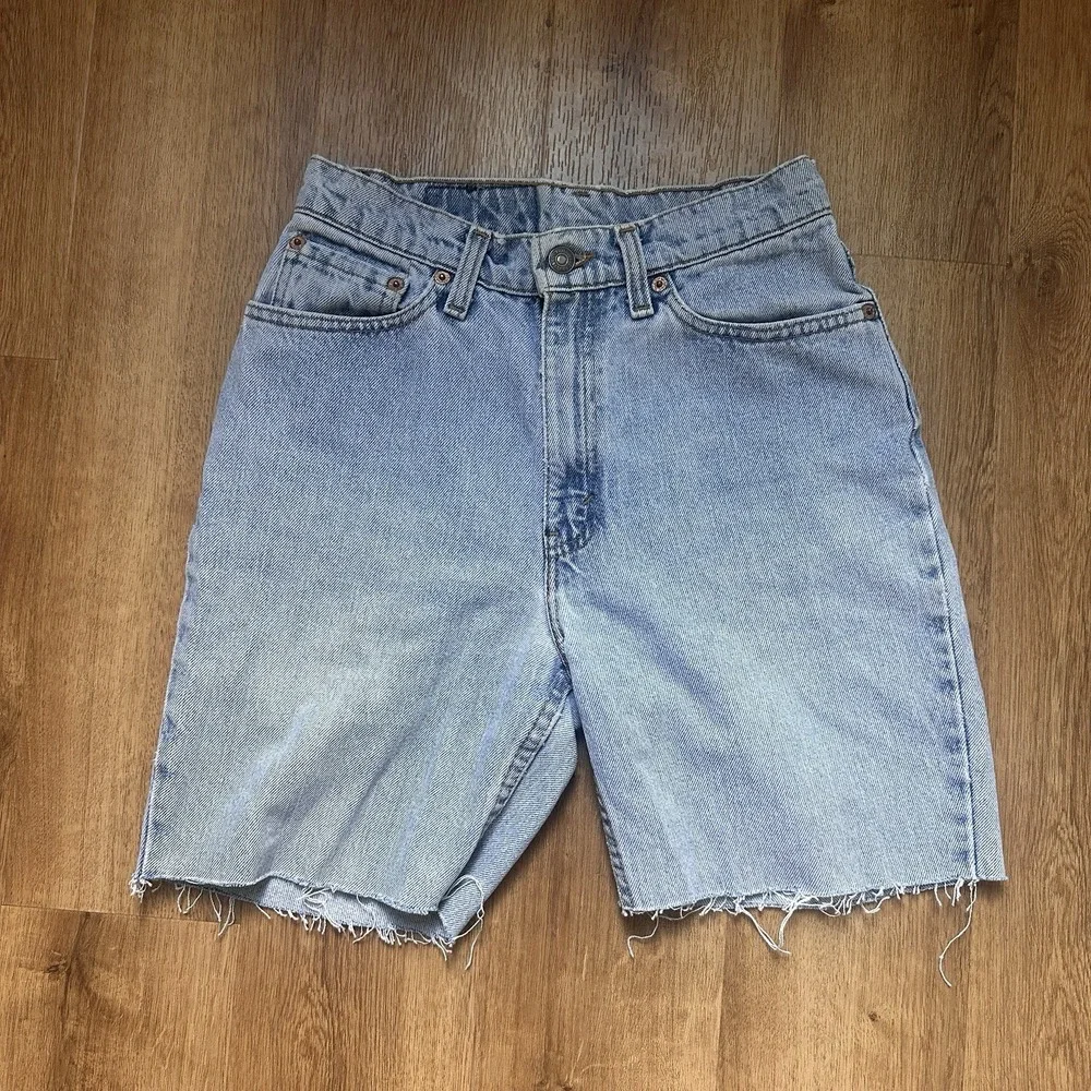 Vintage Women's Levi's 512 Cut-Off Light Wash Denim Shorts‎ Size 7